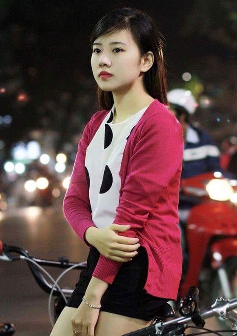 帥哥和美女一起努力製作豆漿